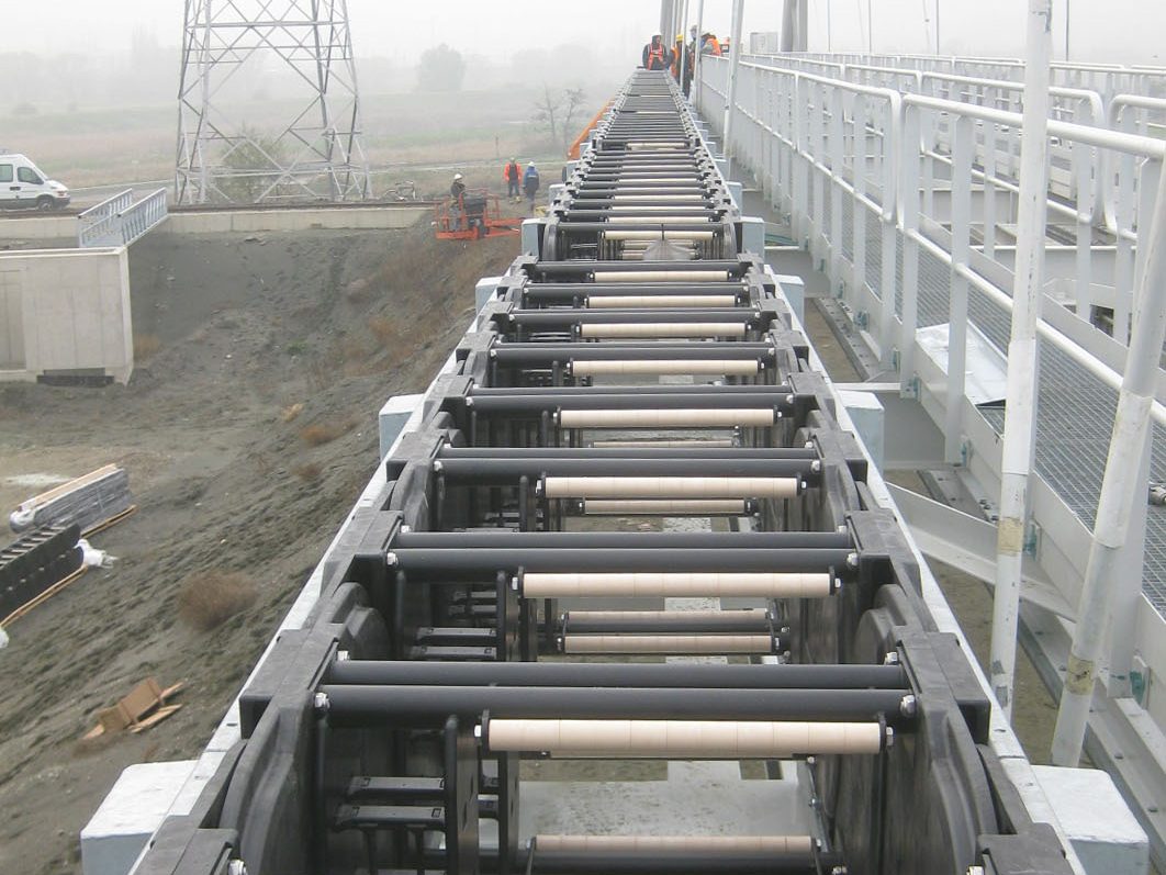 Additional interior separation for power and signal cables as well as the crossbars for opening with friction-reducing iglidur rollers